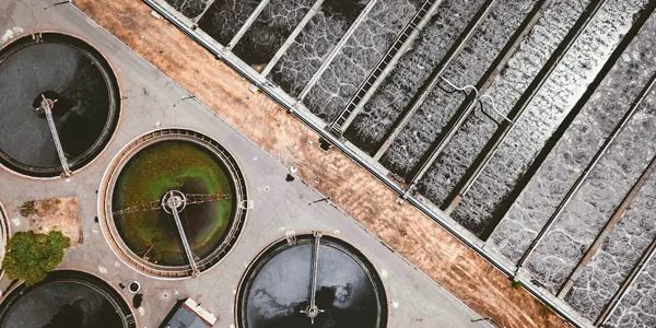 Agua y ciclo urbano Vista aérea de una planta de tratamiento de agua, ejemplo del ciclo urbano del agua