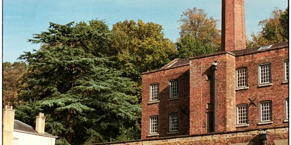 Patrimonio e industria Antiguo edificio de fábrica de ladrillo con chimenea, ejemplo de patrimonio industrial
